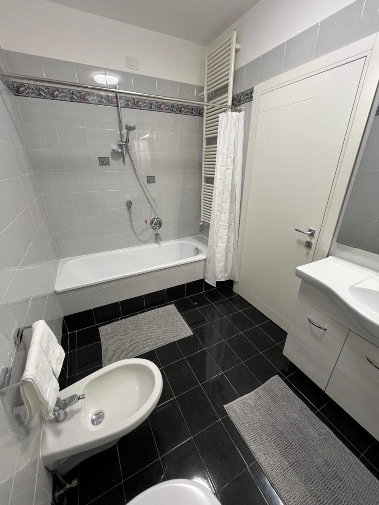 B&B Alessandro Private Room & Bathroom In Shared Apartment Arco Luaran gambar